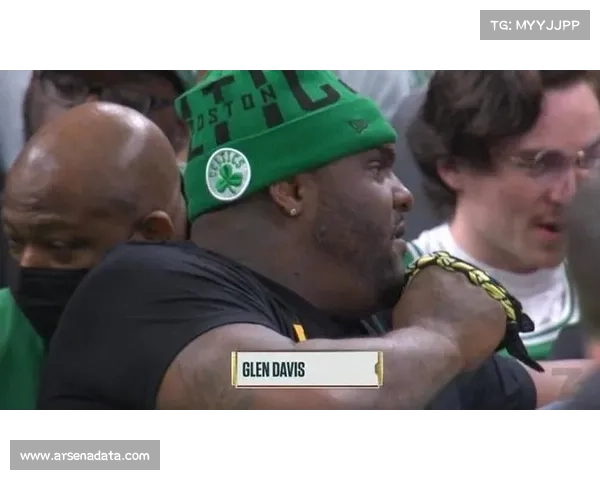 DAZN直播镜头捕捉恩尼斯现场观战表情，为潜在对决预热